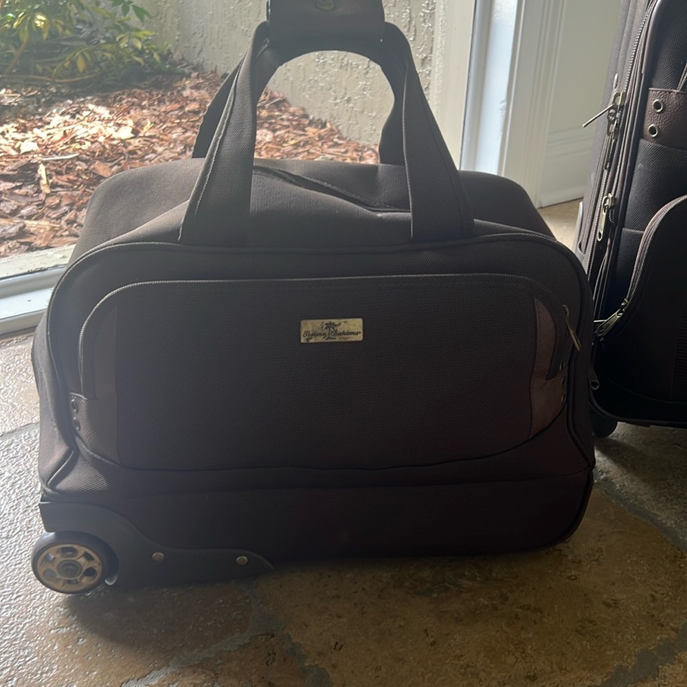 Carry on luggage by Tommy Bahama like new!
